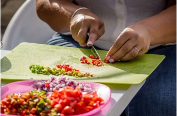 cutting-vegetables - Credit Unsplash CC0 public domain